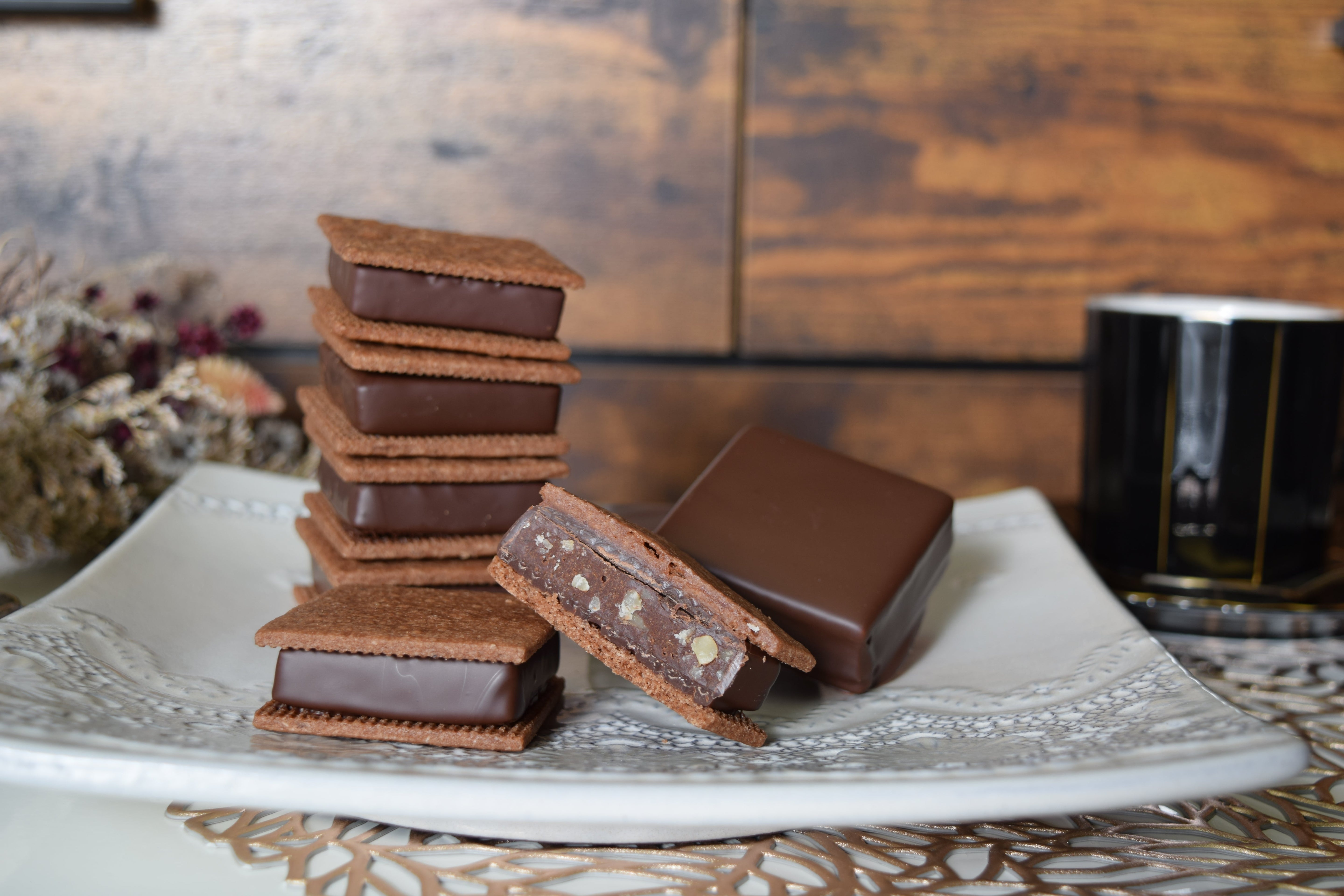 チョコサンドクッキーの魅力｜濃厚チョコレートがとろける人気スイーツ＆お取り寄せギフト